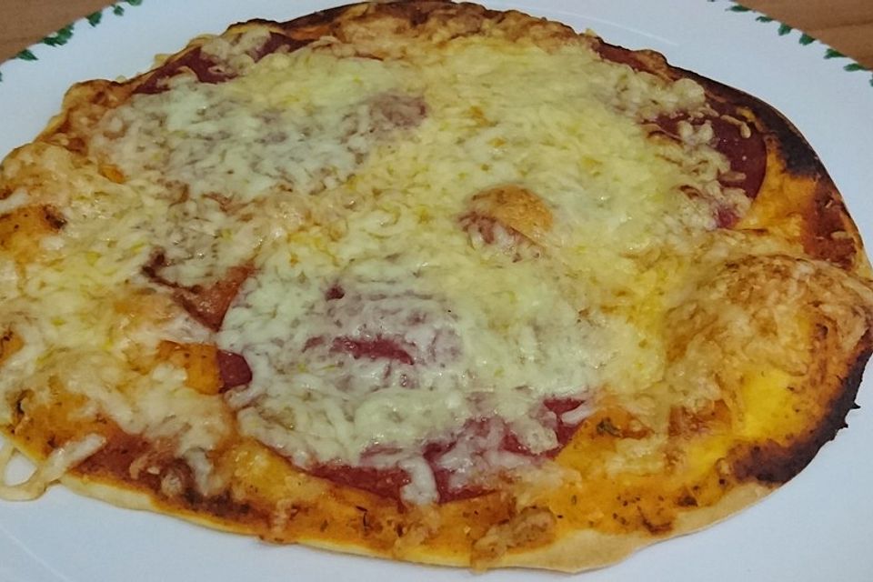 Pizza mit Tomatensoße und Salami