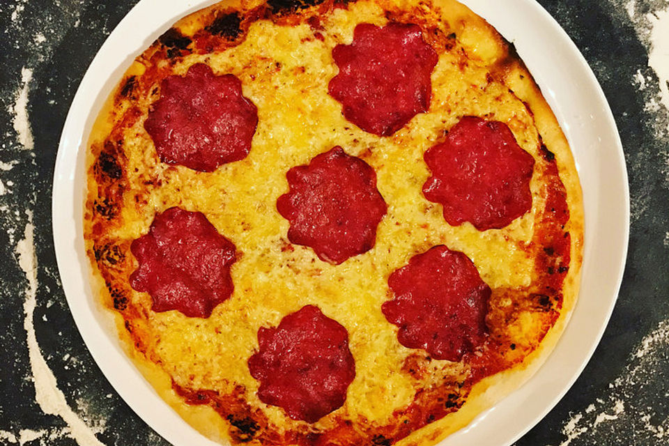 Pizza mit Tomatensoße und Salami