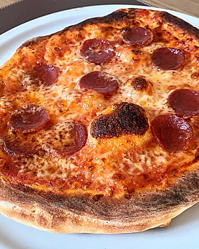 Pizza mit Tomatensoße und Salami