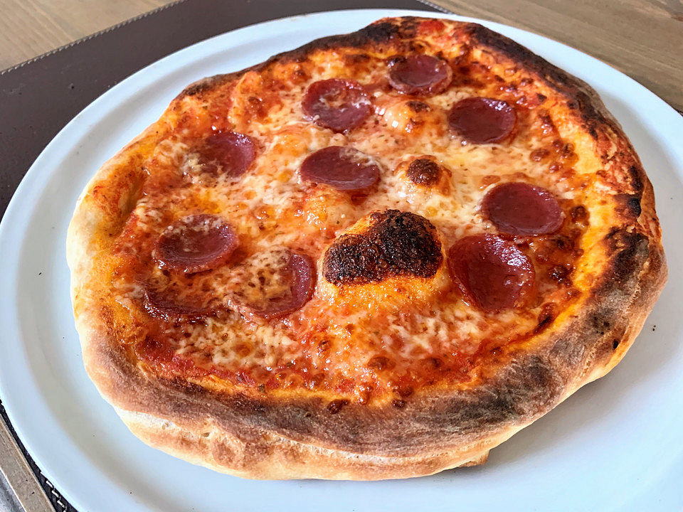 Pizza mit Tomatensoße und Salami von sue_ellen| Chefkoch