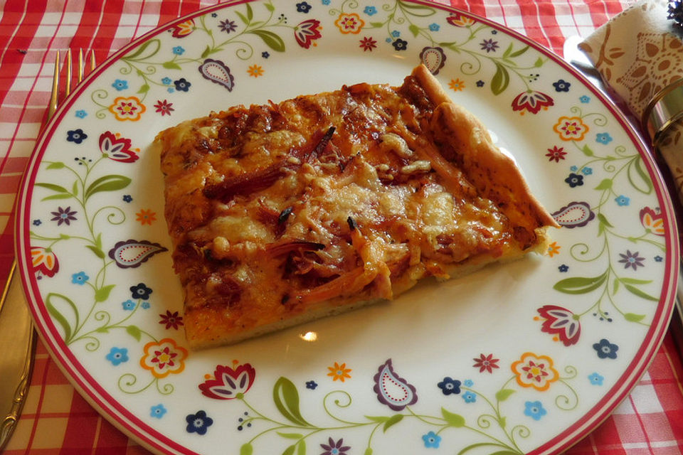 Pizza mit Tomatensoße und Salami