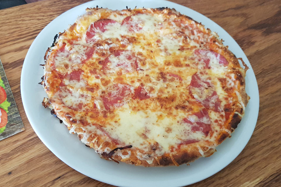 Pizza mit Tomatensoße und Salami