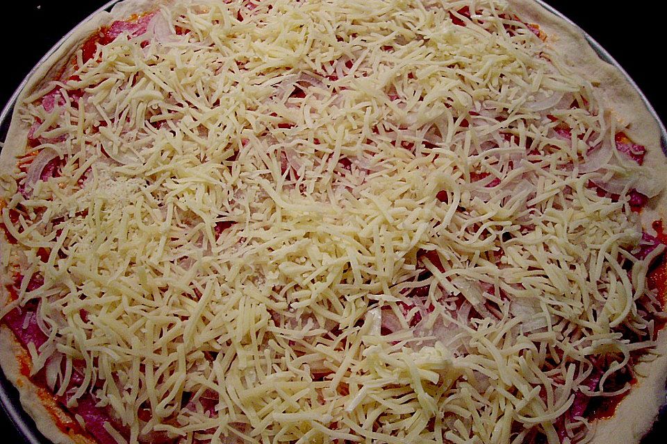 Pizza mit Tomatensoße und Salami