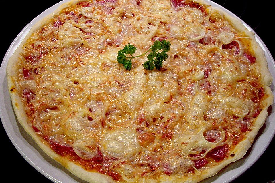 Pizza mit Tomatensoße und Salami