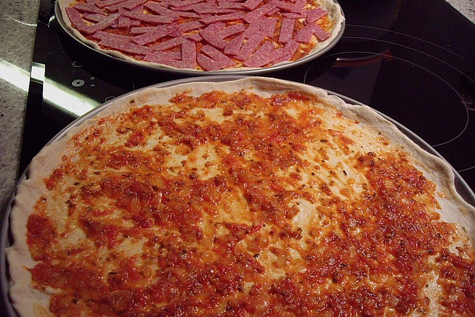 Pizza mit Tomatensoße und Salami