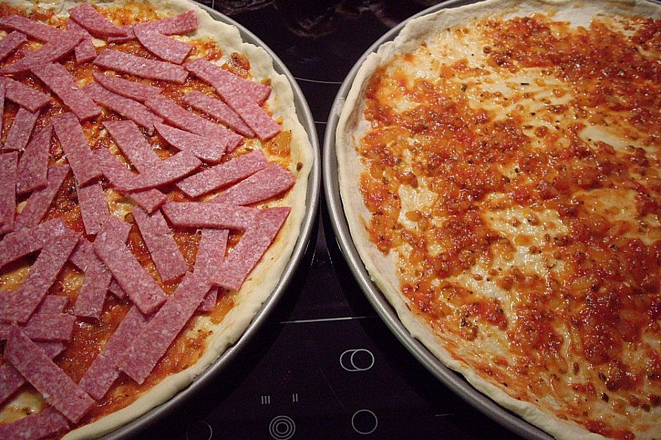 Pizza mit Tomatensoße und Salami