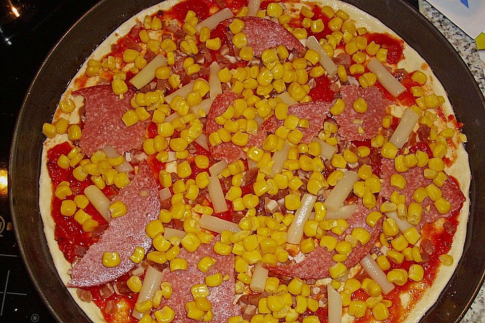 Pizza mit Tomatensoße und Salami