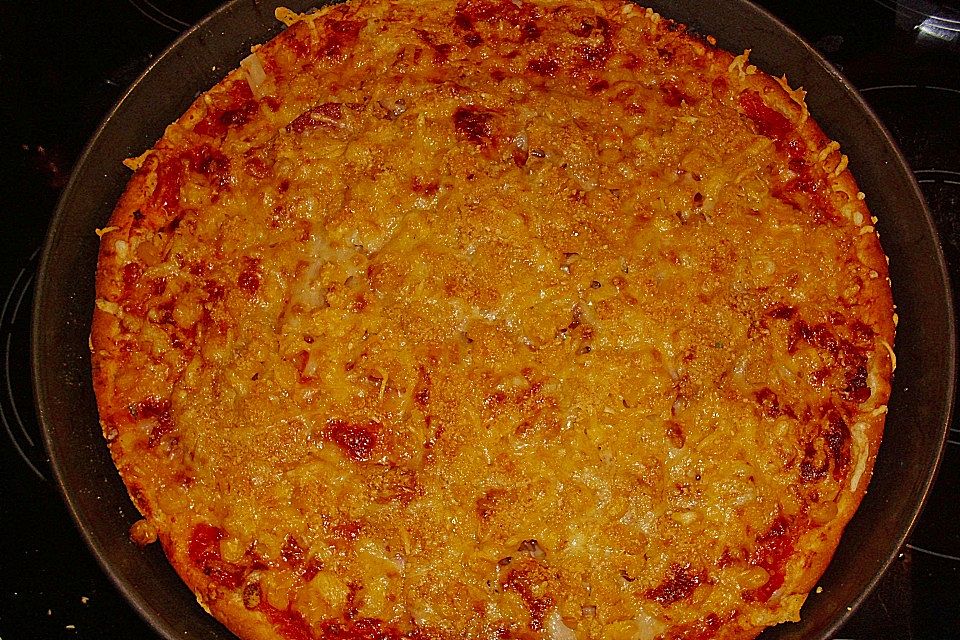 Pizza mit Tomatensoße und Salami