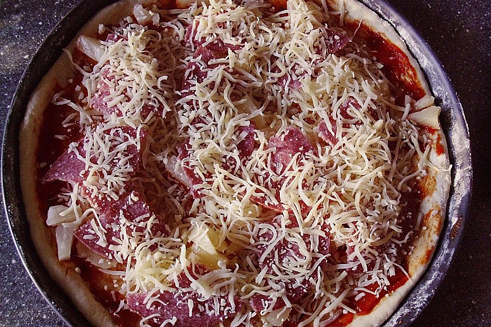 Pizza mit Tomatensoße und Salami