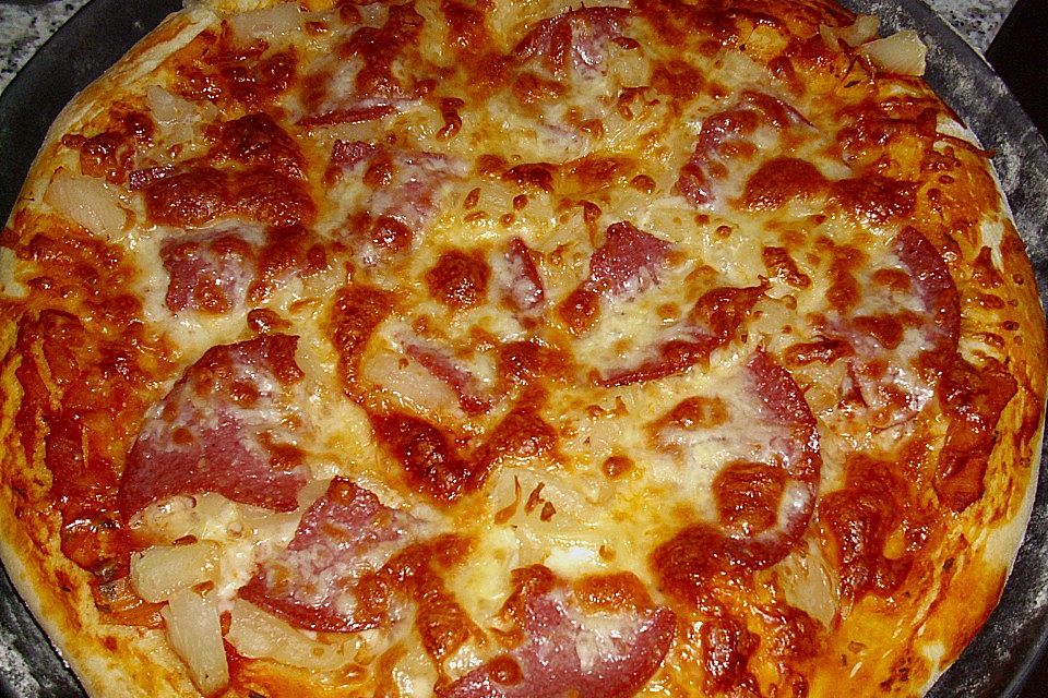 Pizza mit Tomatensoße und Salami