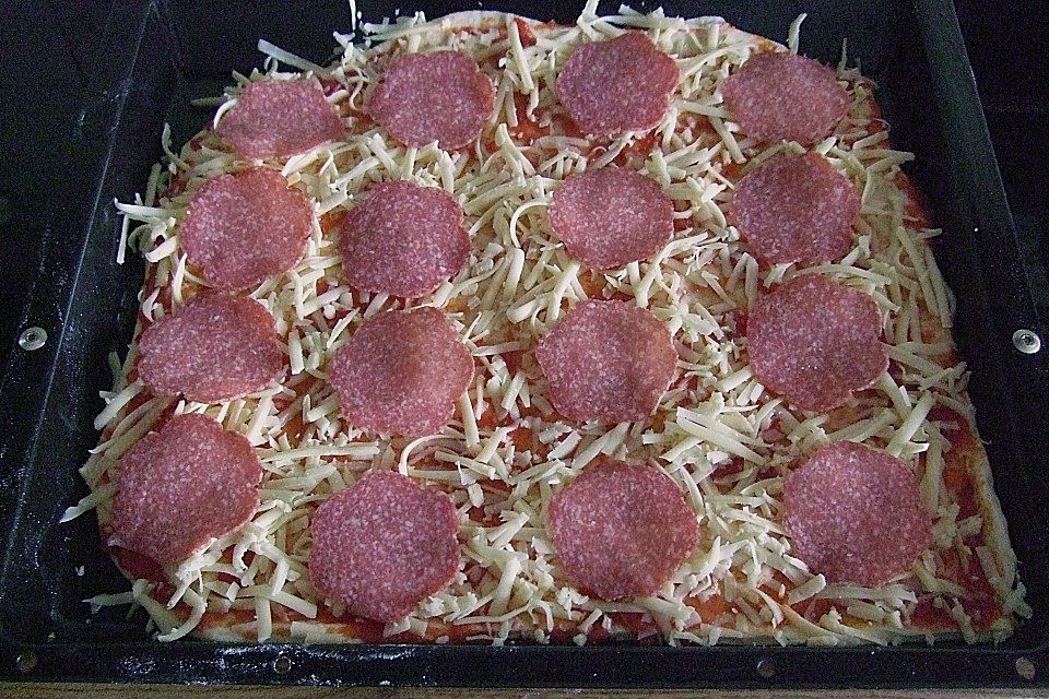 Pizza mit Tomatensoße und Salami