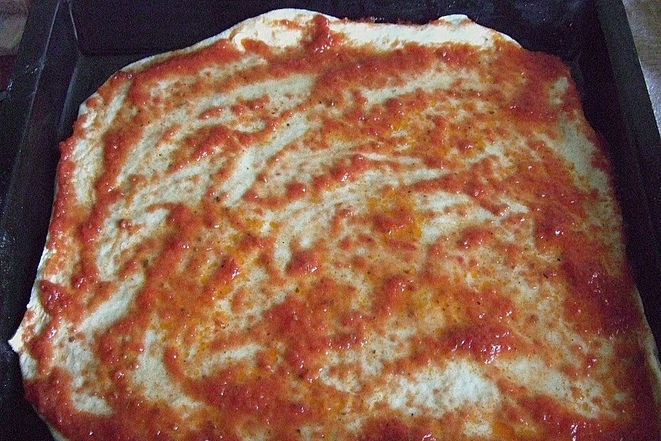 Pizza mit Tomatensoße und Salami