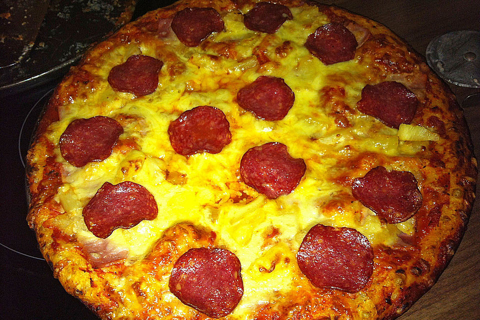 Pizza mit Tomatensoße und Salami