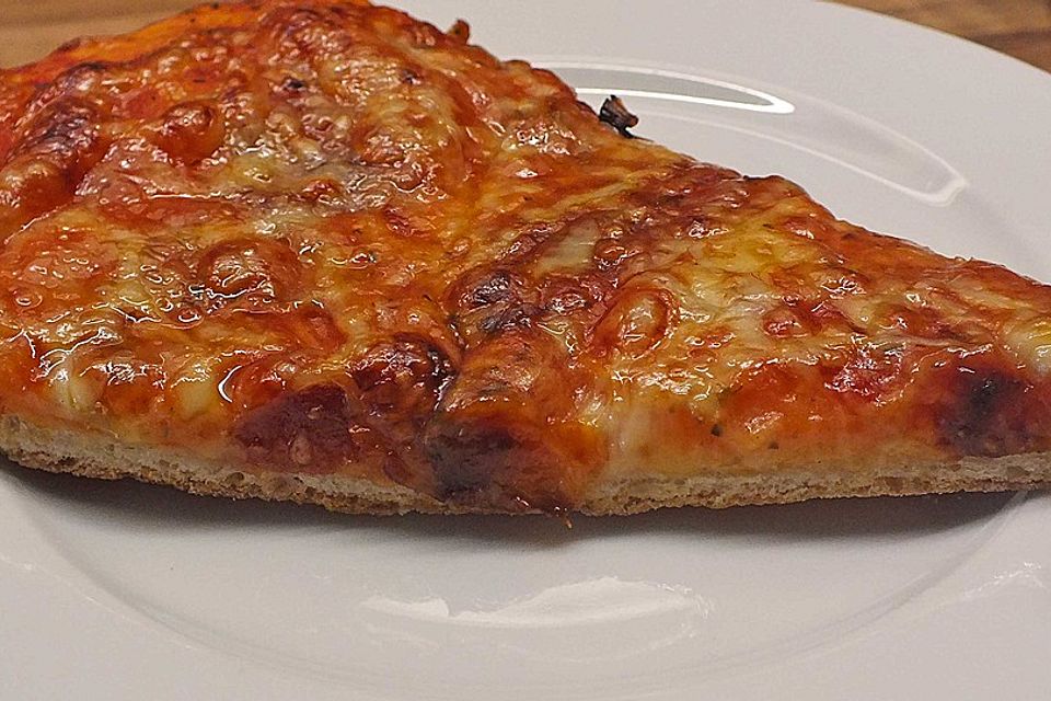 Pizza mit Tomatensoße und Salami