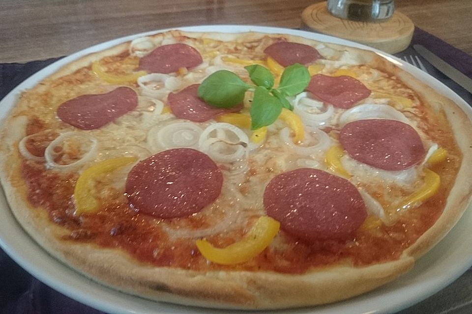 Pizza mit Tomatensoße und Salami