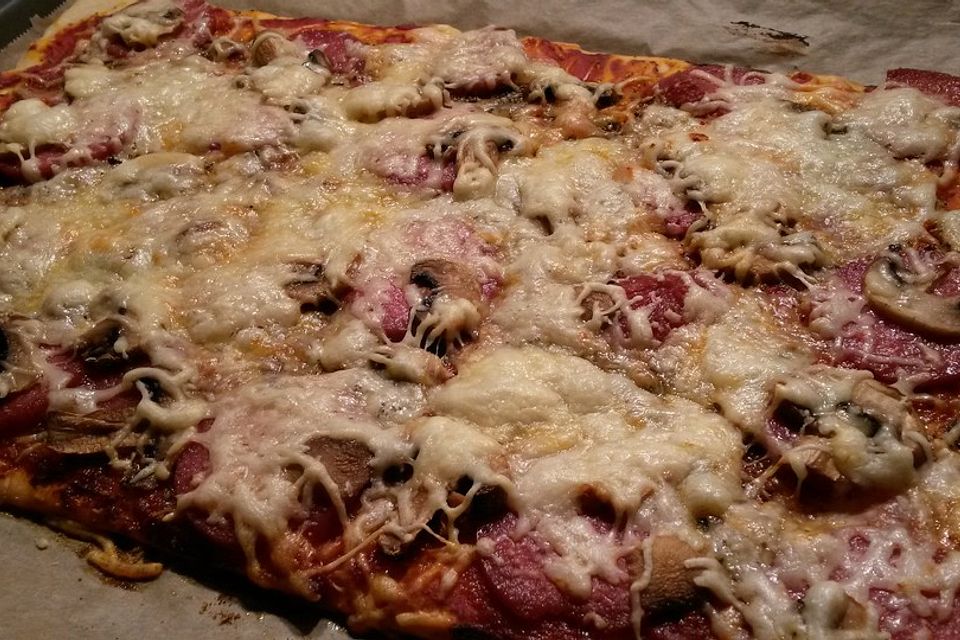 Pizza mit Tomatensoße und Salami