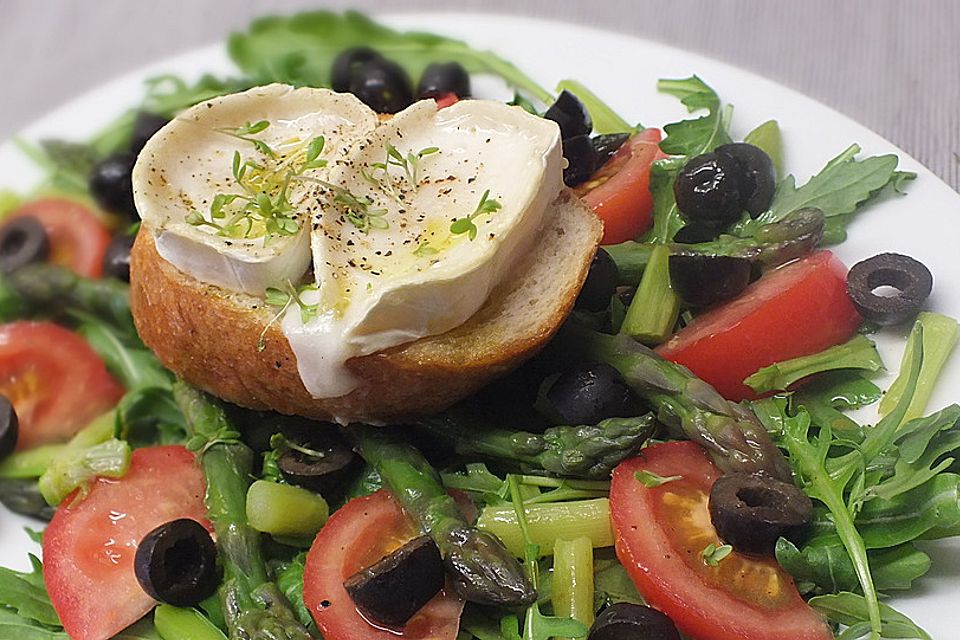 Mediterraner Salat mit gebackenem Ziegenkäse