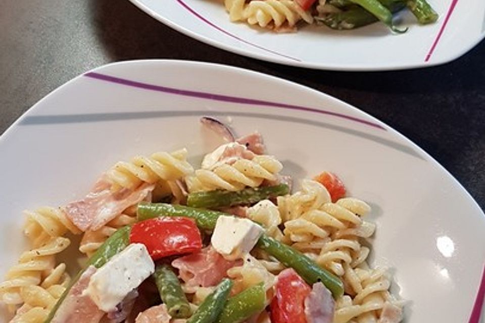 Penne mit grünen Bohnen und Schafskäse