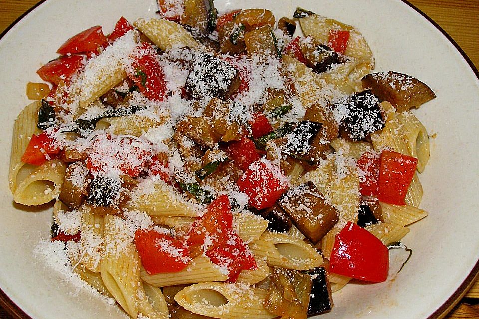 Pasta mit Aubergine und Paprikaschote