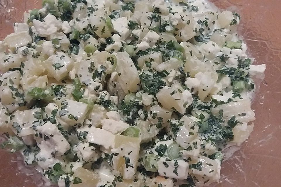 Partysalat mit Feta und Ananas