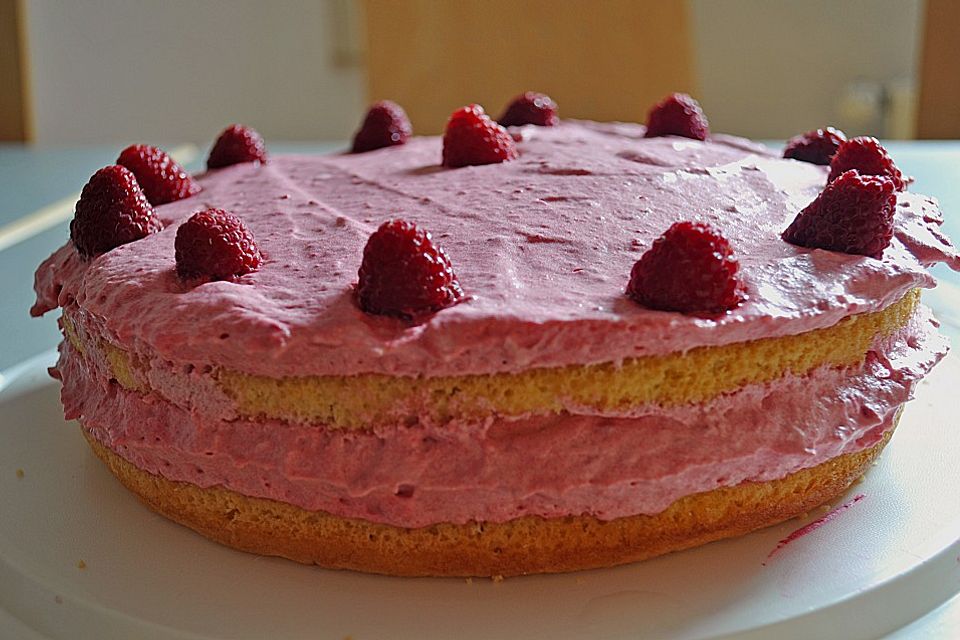 Sahnige Himbeertorte