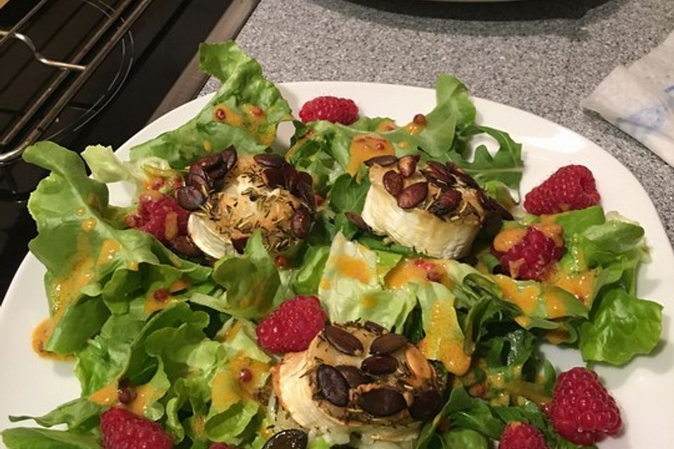 Salat mit warmem Ziegenkäse und Himbeeren