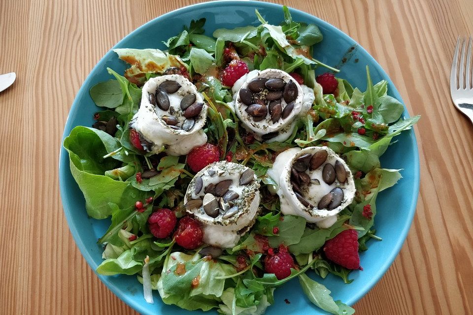 Salat mit warmem Ziegenkäse und Himbeeren