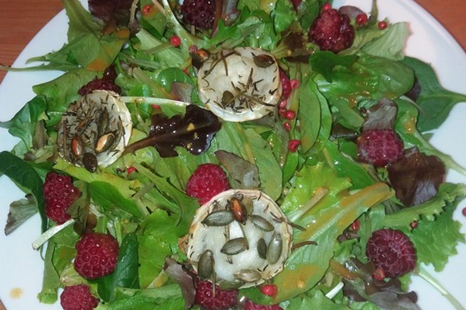 Salat mit warmem Ziegenkäse und Himbeeren