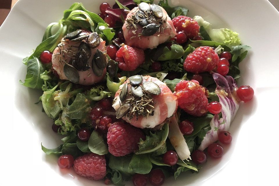 Salat mit warmem Ziegenkäse und Himbeeren