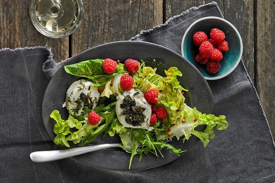 Salat mit warmem Ziegenkäse und Himbeeren