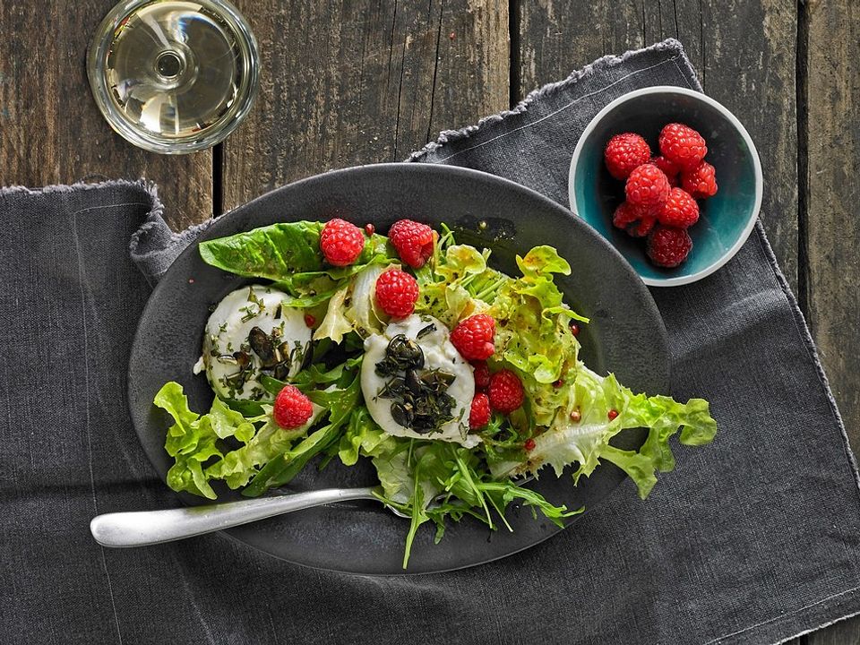 Salat mit warmem Ziegenkäse und Himbeeren von missoliver| Chefkoch