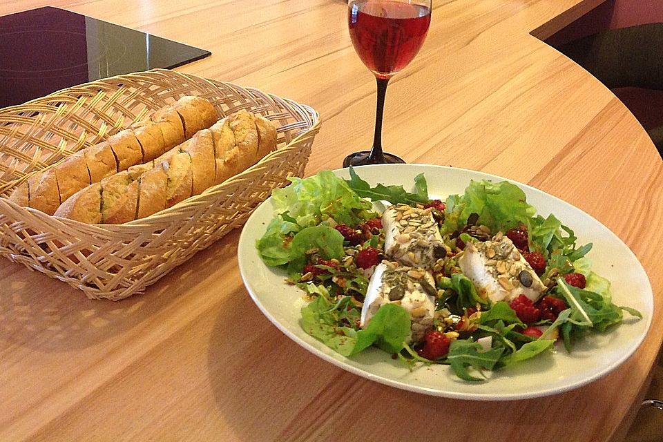 Salat mit warmem Ziegenkäse und Himbeeren