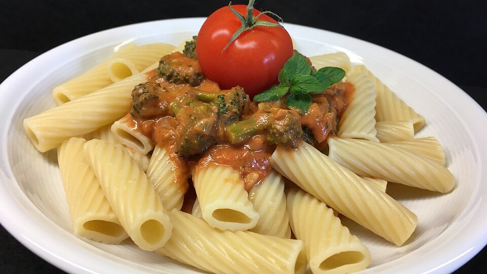 Rigatoni mit Brokkoli - Tomaten - Sahne - Soße von Speranza