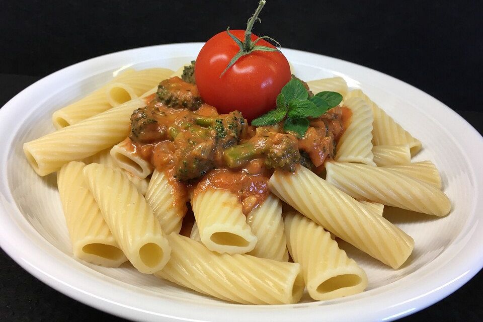 Rigatoni mit Brokkoli - Tomaten - Sahne - Soße