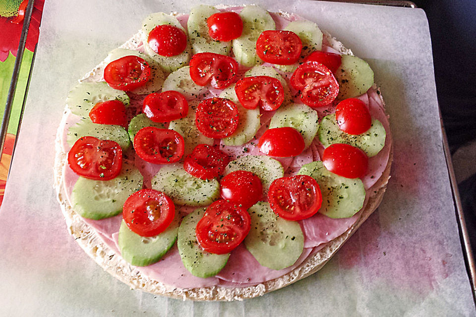 Gefülltes Fladenbrot aus dem Ofen