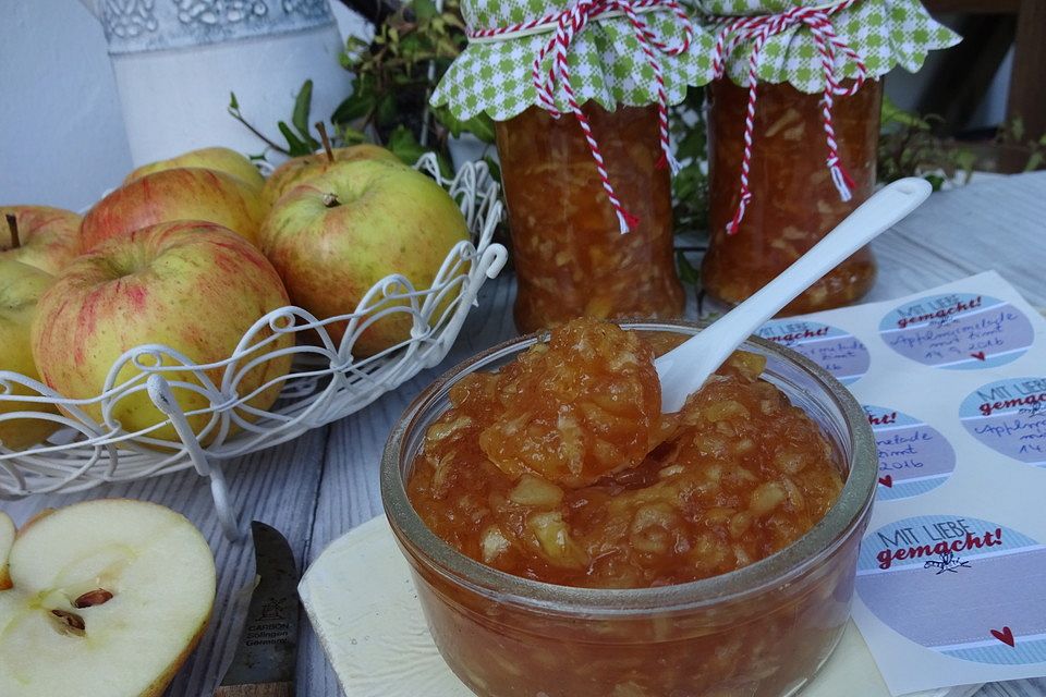 Apfelmarmelade mit Zimt und Mandelblättchen