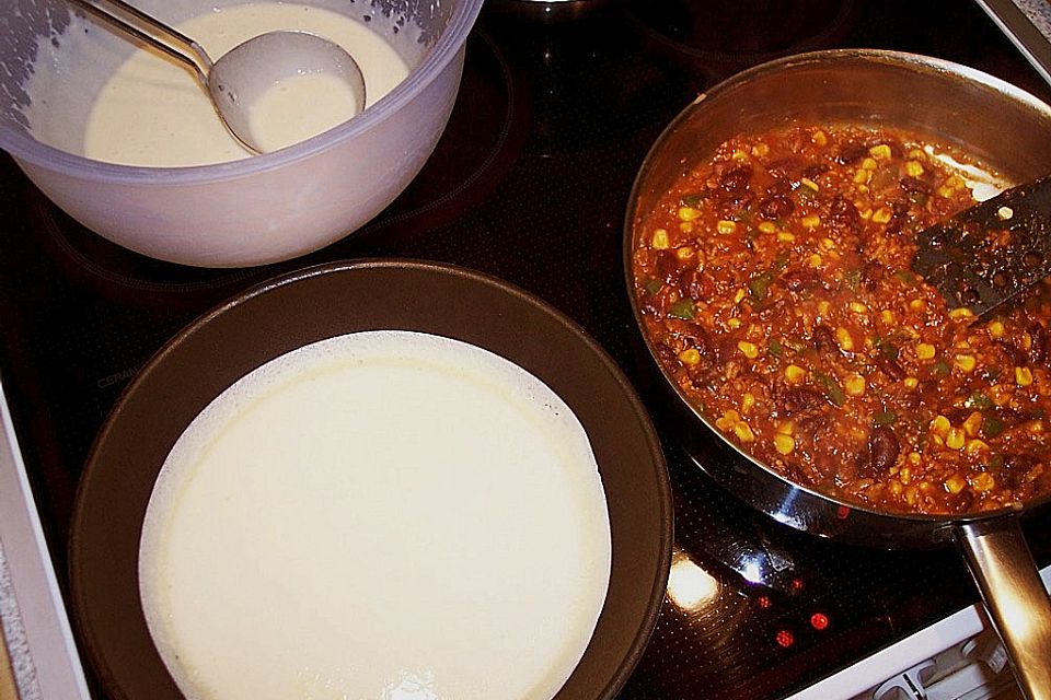 Pfannkuchen mit Chili - con - carne - Füllung Pfannkuchen mit Chili - con - carne - Füllung