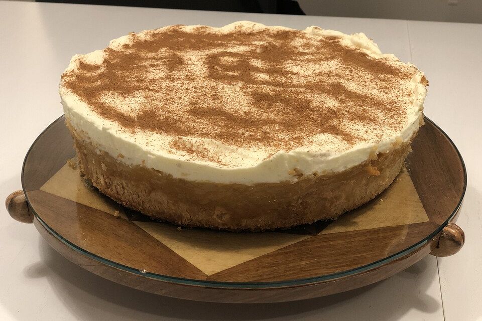 Apfelkuchen mit Sahne