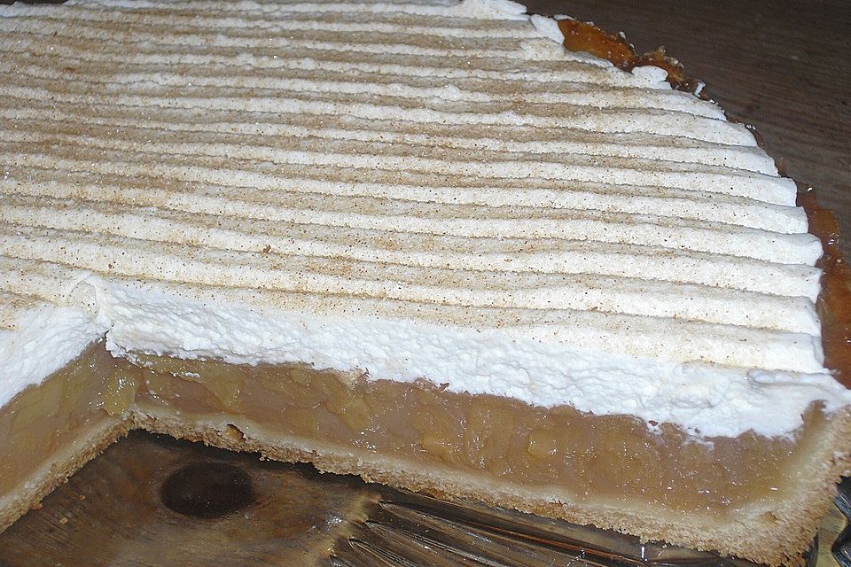 Apfelkuchen mit Sahne