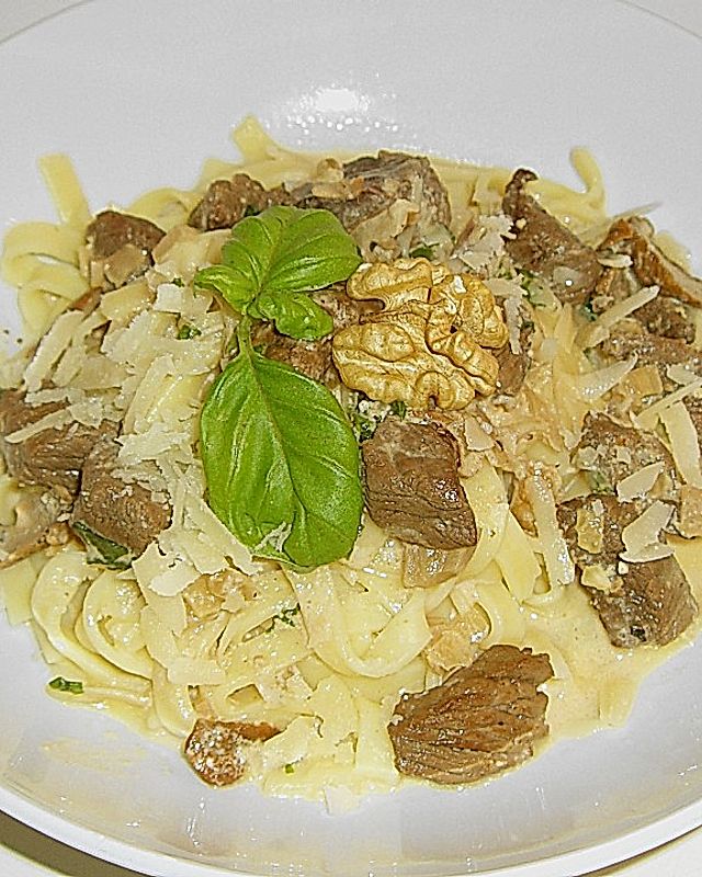 Pasta mit Rindfleisch und Radicchio - Walnuss - Sauce