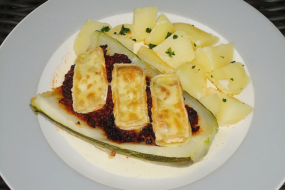 Gefüllte Zucchini in Sahnesauce