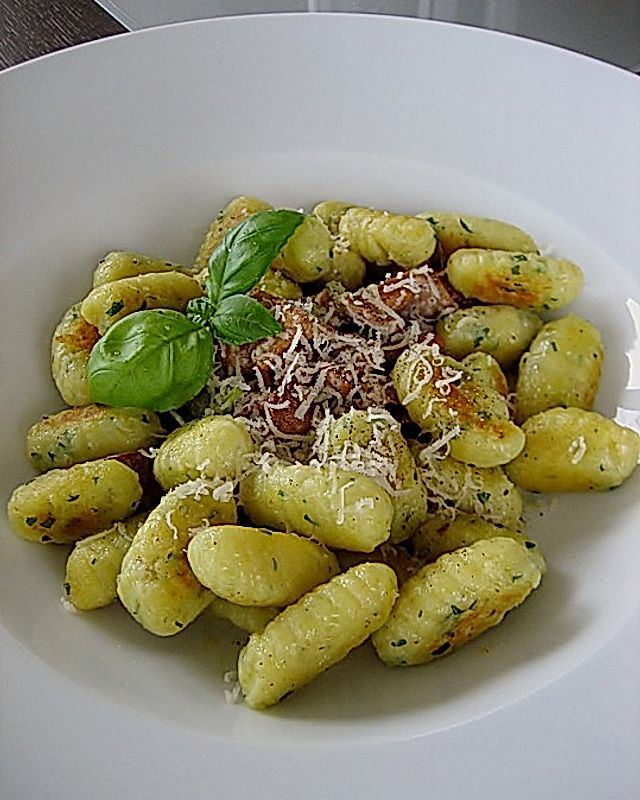 Basilikum Kartoffel - Gnocchi mit Pfifferlingen und Parmaschinken