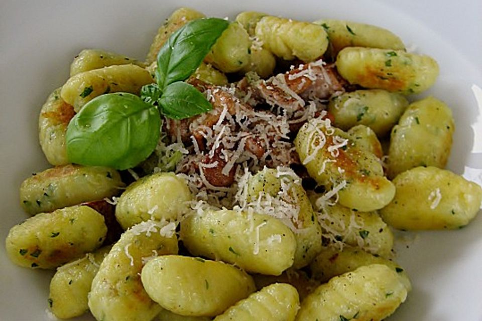 Basilikum Kartoffel - Gnocchi mit Pfifferlingen und Parmaschinken