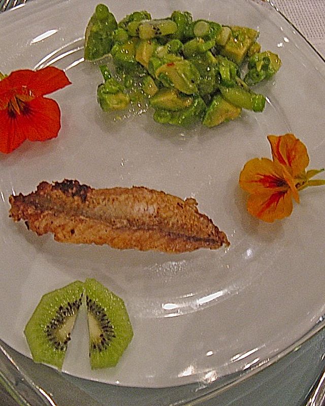 Avocado - Kiwi - Frühlingszwiebeln - Salat mit Rotbarbe