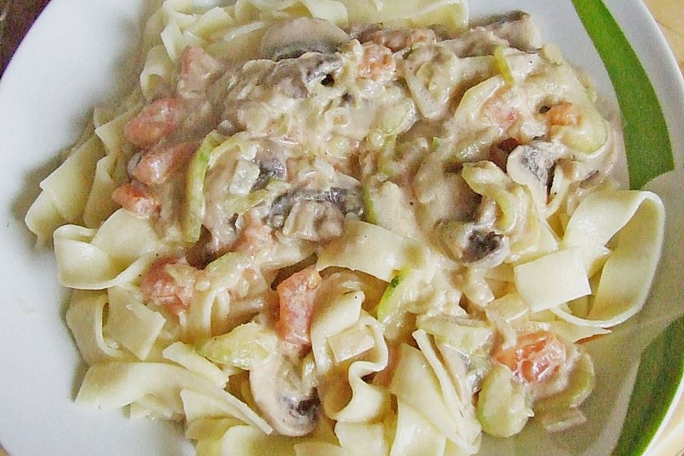 Pasta mit Zucchini - Champignon - Tomatensoße