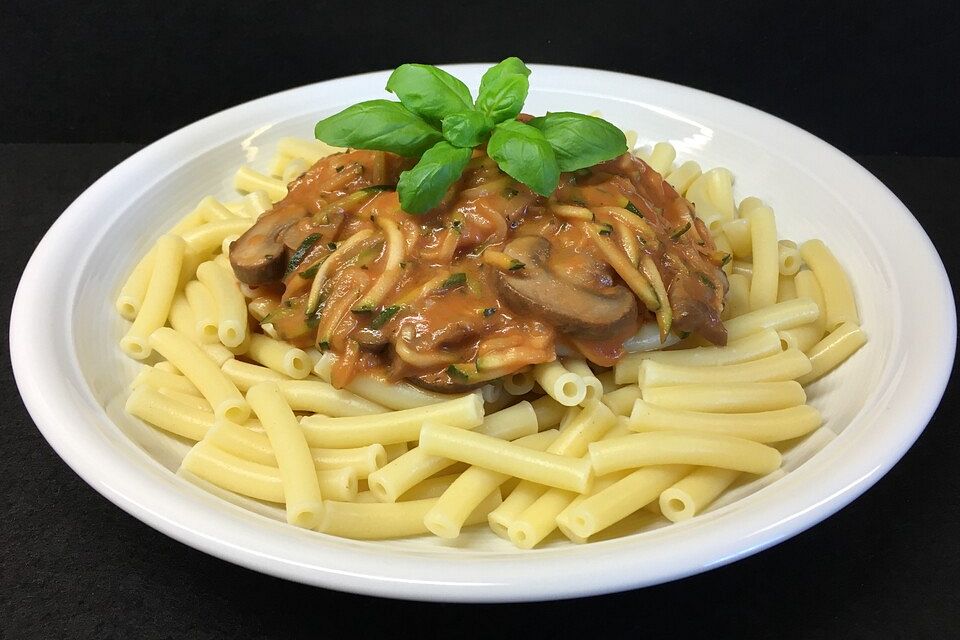 Pasta mit Zucchini - Champignon - Tomatensoße