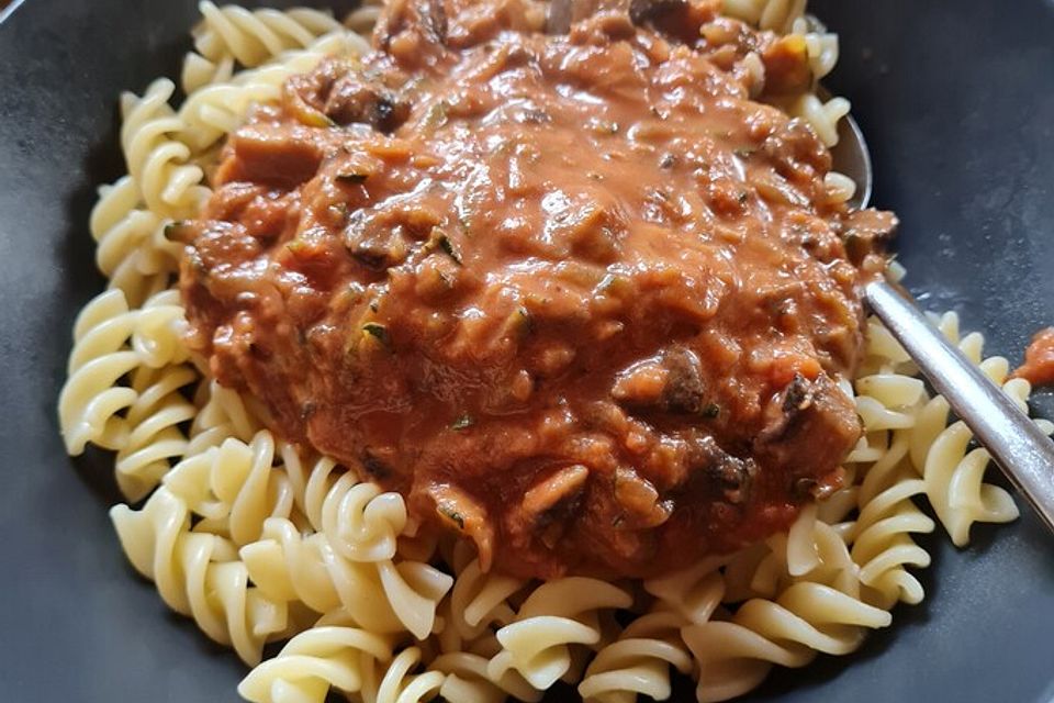 Pasta mit Zucchini - Champignon - Tomatensoße