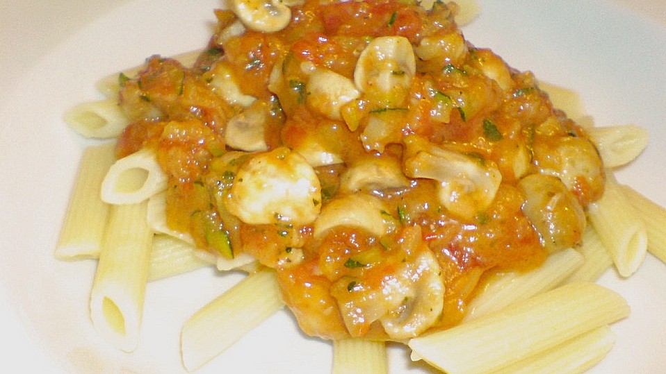 Pasta mit Zucchini - Champignon - Tomatensoße von helene1980