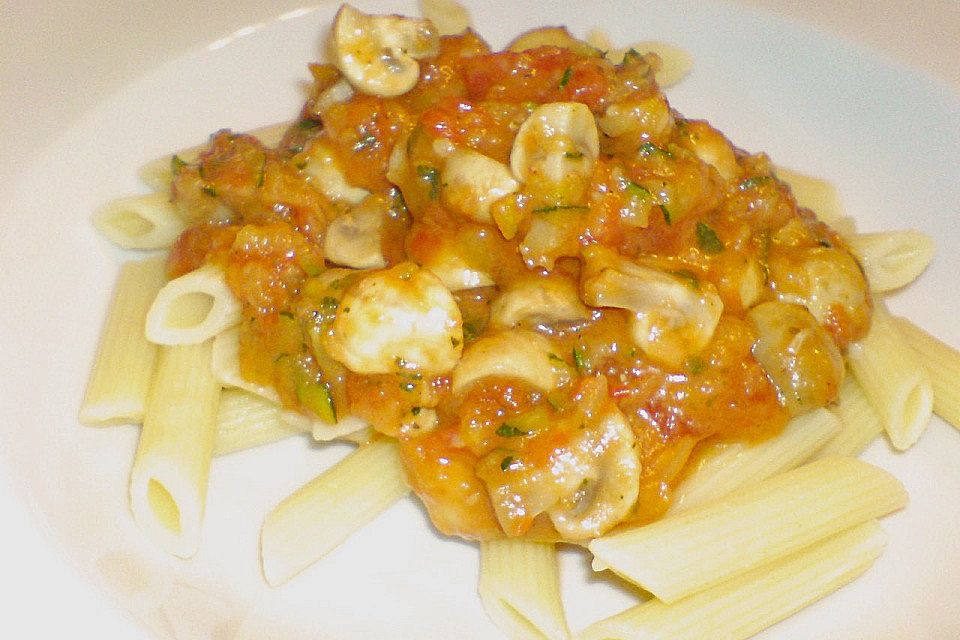 Pasta mit Zucchini - Champignon - Tomatensoße