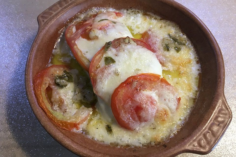 Marinierter Lachs, überbacken mit Tomaten und Mozzarella